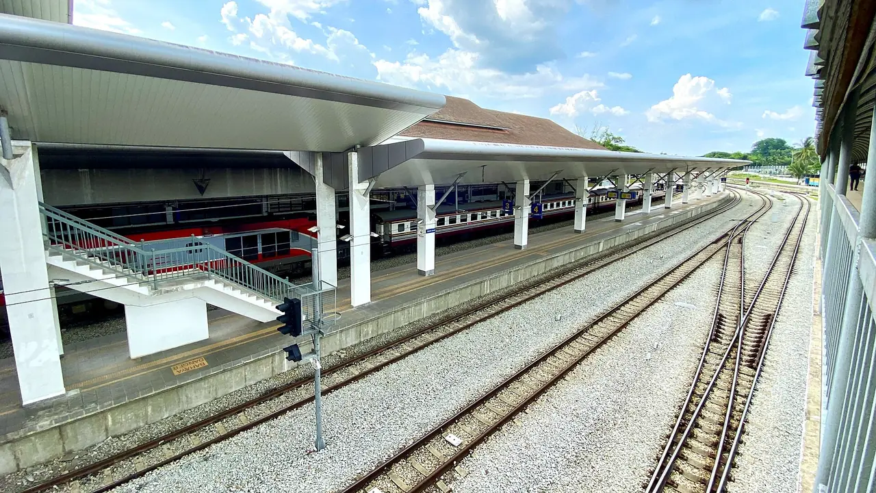 ขบวนรถไฟไทยชานชาลา 1 สถานีรถไฟปาดังเบซาร์ ผู้ถ่าย Slleong ระบุว่าถ่ายเมื่อ 15 พ.ค. 2567 ภาพจาก Wikimedia Commons ใบอนุญาต CC0 เป็นภาพประกอบ ไม่ใช่ขบวนที่วิ่งปัจจุบัน