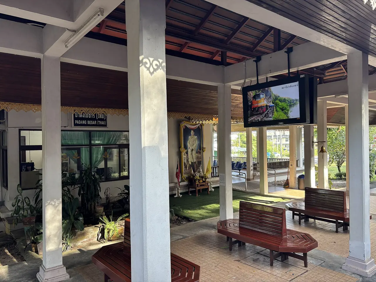 สถานีรถไฟปาดังเบซาร์ (ฝั่งไทย) ผู้ถ่าย TransAsiatrip ระบุว่าถ่ายเมื่อ 30 ธ.ค. 2568 ภาพจาก Wikimedia Commons ใบอนุญาต CC0 เป็นภาพประกอบ