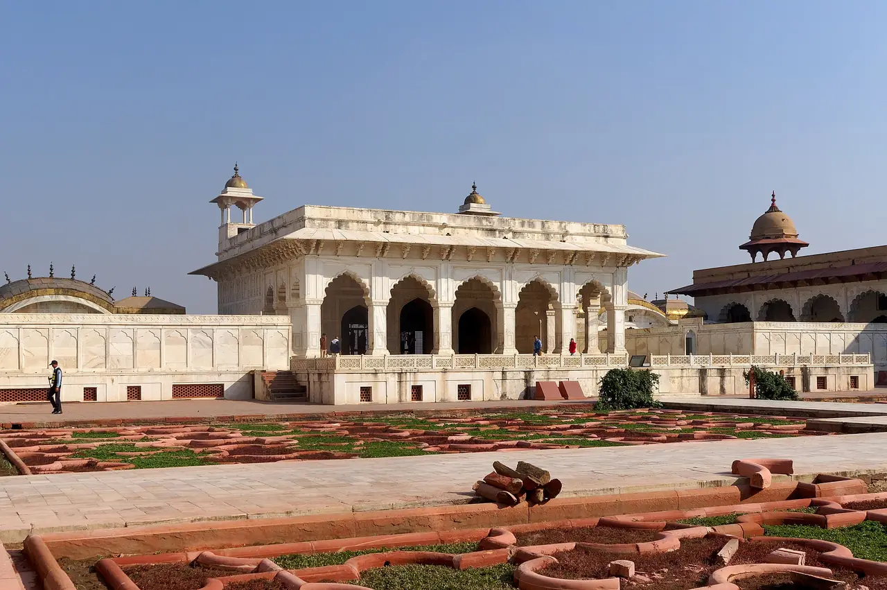 ท้องพระโรงส่วนพระองค์ (Diwan-i-Khas) ในป้อมอัครา ภาพถ่ายจาก Wikimedia Commons