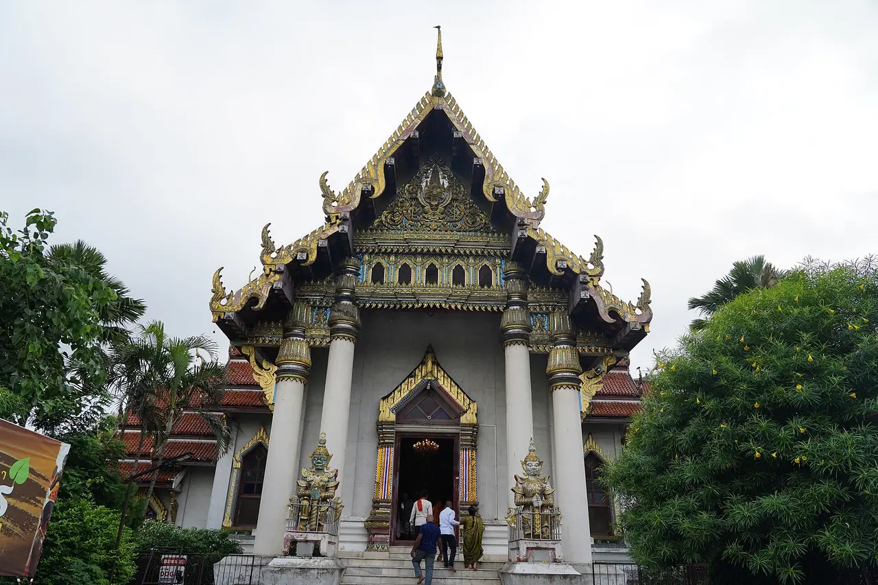 พระอุโบสถของวัดไทยในพุทธคยา ภาพถ่ายจาก Wikimedia Commons