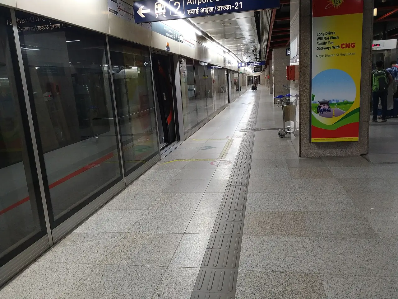 ชานชาลาสถานีรถไฟฟ้าสาย Airport Express ที่นิวเดลี ภาพถ่ายจาก Wikimedia Commons