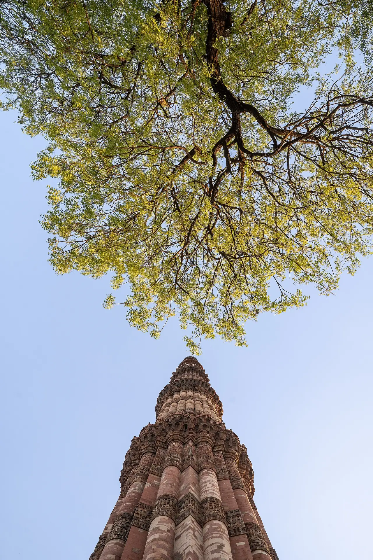 หอกุตุบมีนาร์ในกลุ่มโบราณสถานกุตุบ เดลี ภาพถ่ายจาก Wikimedia Commons