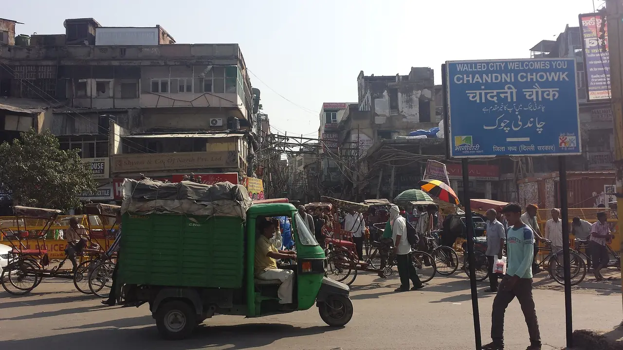 ถนนจันนีโชว์ก (Chandni Chowk) ในเดลีเก่า ภาพถ่ายจาก Wikimedia Commons ไม่ใช่ภาพจากโรงแรม