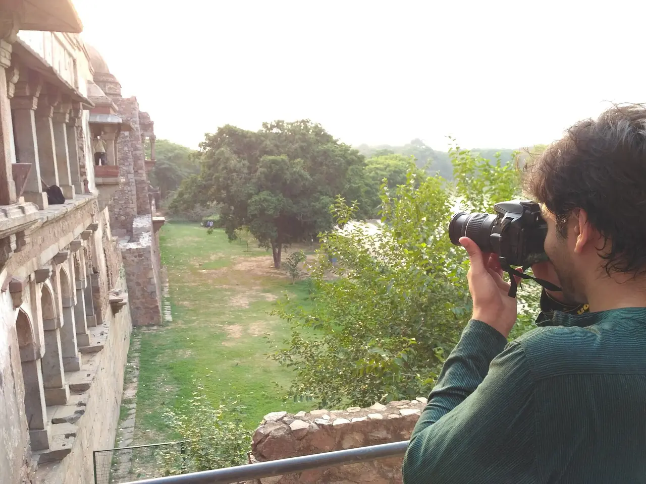 ป้อมในหมู่บ้านเฮาซ์คาส (Hauz Khas Village) เดลีใต้ ภาพถ่ายจาก Wikimedia Commons ไม่ใช่ภาพจากโรงแรม