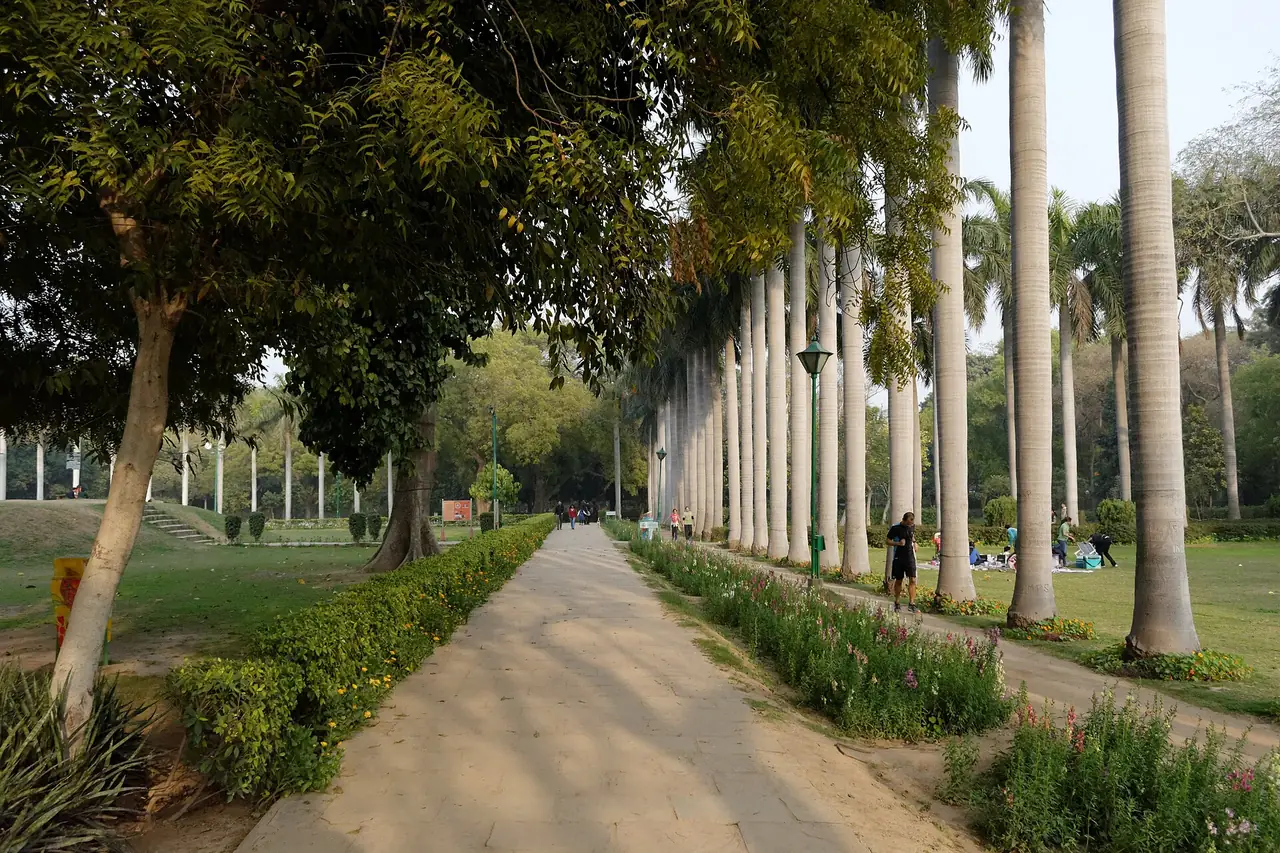 ทางเดินในสวนโลดี (Lodhi Gardens) ภาพถ่ายจาก Wikimedia Commons ไม่ใช่ภาพจากโรงแรม