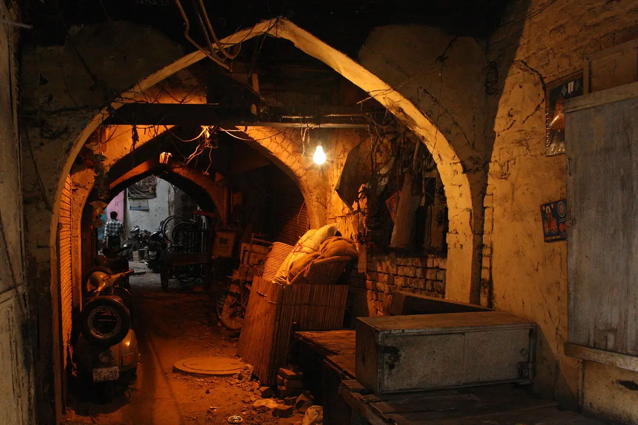 ตรอกเก่าในตลาดพาฮาร์กัญช์ (Paharganj) ภาพถ่ายจาก Wikimedia Commons ไม่ใช่ภาพจากโรงแรม