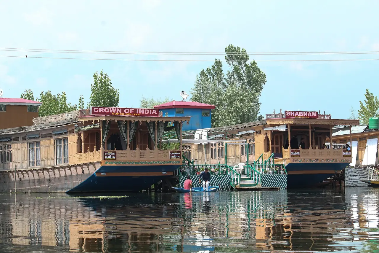 เรือนแพบนทะเลสาบดาล ศรีนคร ภาพถ่ายจาก Wikimedia Commons