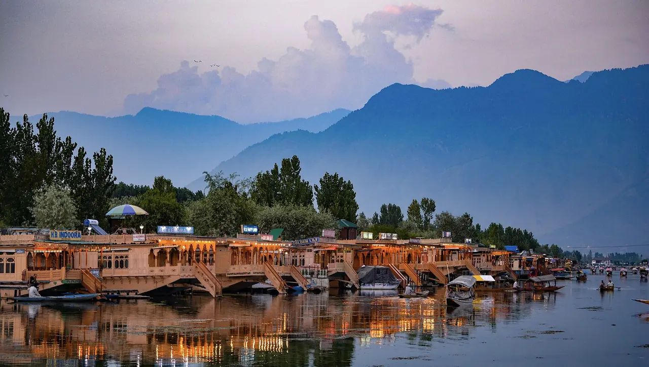 เรือนแพบนทะเลสาบดาลยามเย็น ภาพถ่ายจาก Wikimedia Commons