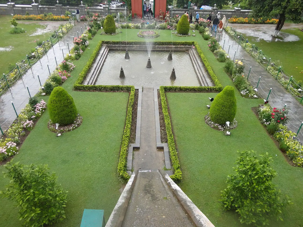 สวนโมกุลนิชาต (Nishat Bagh) ในศรีนคร ภาพถ่ายจาก Wikimedia Commons