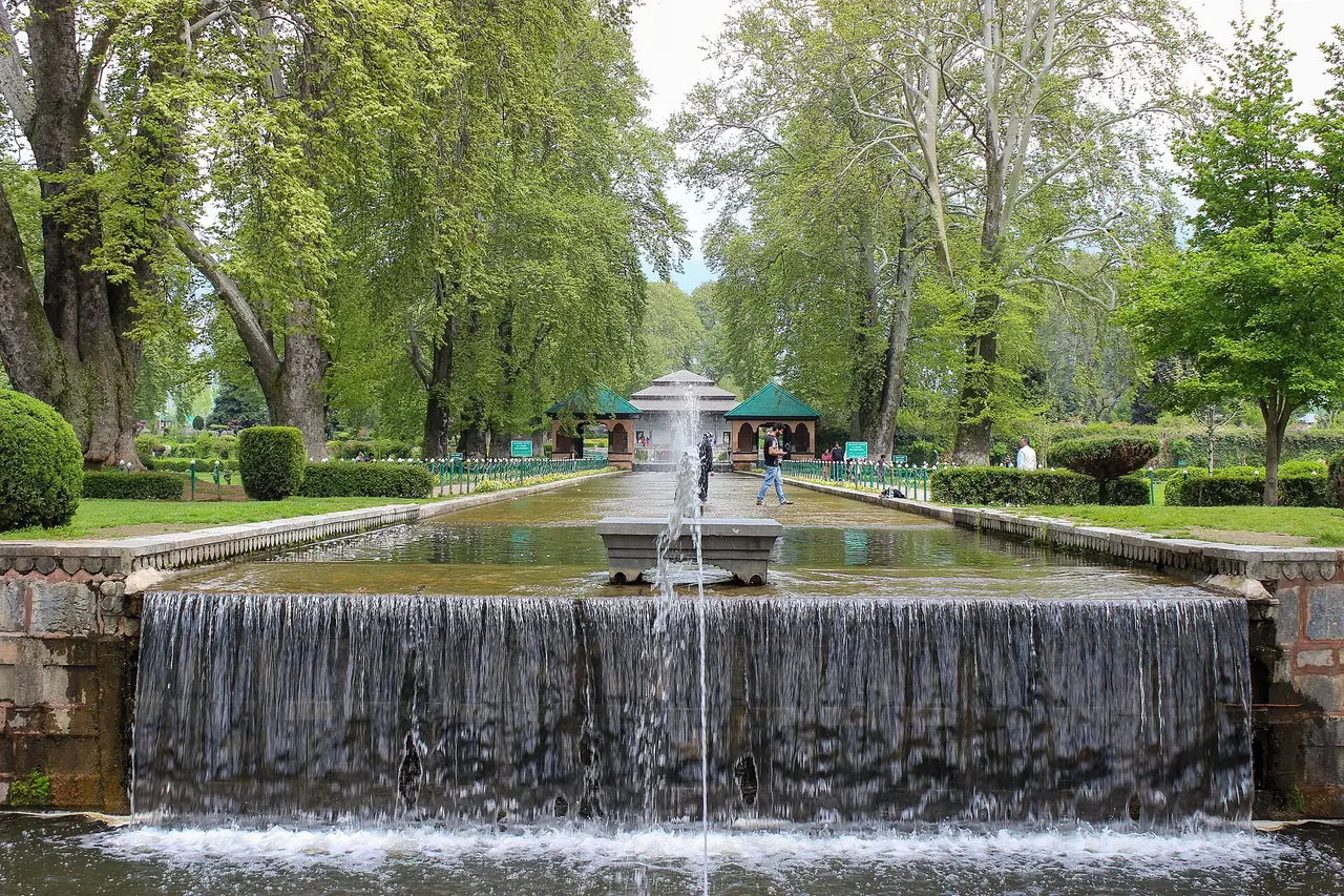 สวนโมกุลชาลิมาร์ (Shalimar Bagh) ในศรีนคร ภาพถ่ายจาก Wikimedia Commons