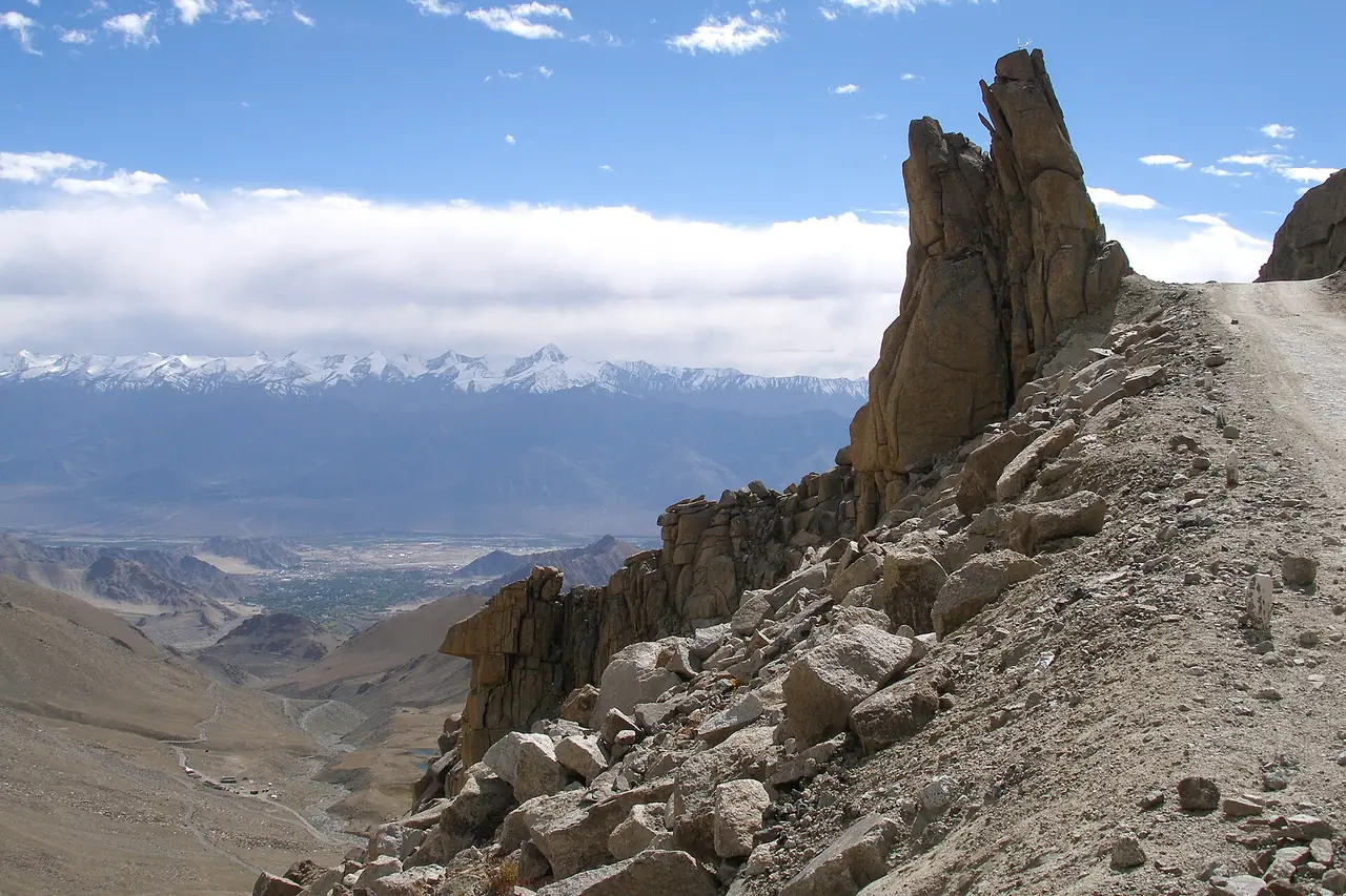 ช่องเขา Khardung La มองไปยังหุบเขาสินธุ ภาพถ่ายจาก Wikimedia Commons