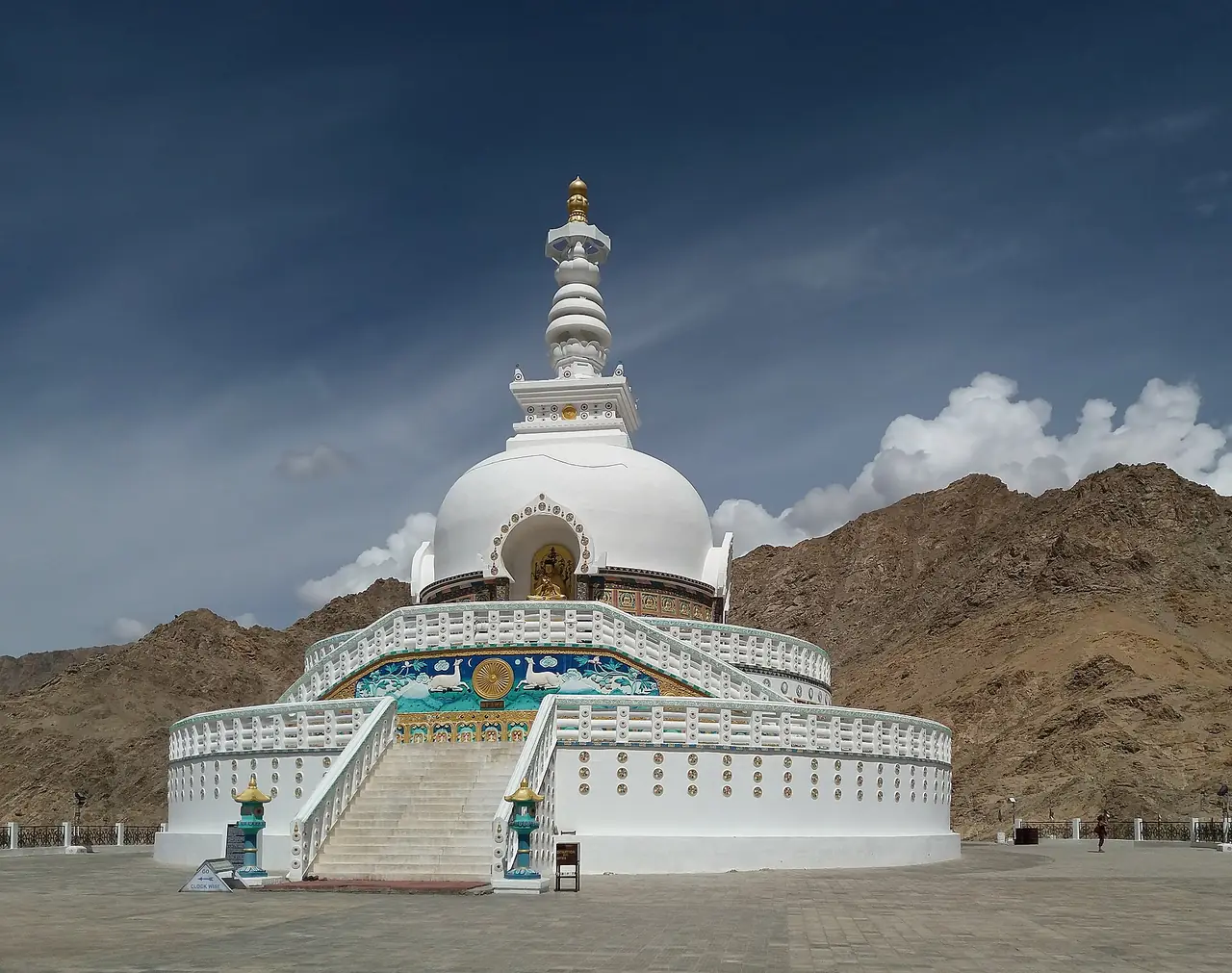 ชานตีสตูปะ (Shanti Stupa) ที่เลห์ ภาพถ่ายจาก Wikimedia Commons