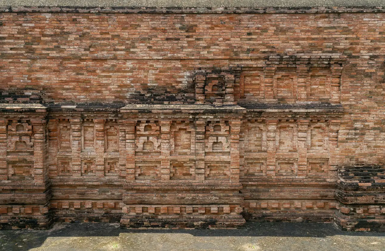 กำแพงอิฐของซากมหาวิหารนาลันทา ภาพถ่ายจาก Wikimedia Commons