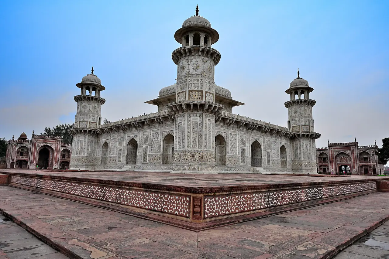 สุสานอิติมาด อุด เดาละห์ (Baby Taj) ในอักรา ภาพถ่ายจาก Wikimedia Commons