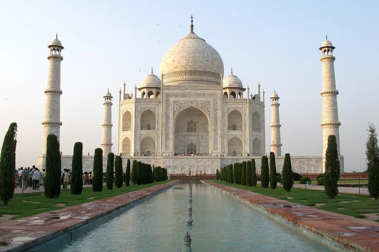 ทัชมาฮาลและสระน้ำกลางสวน ภาพถ่ายจาก Wikimedia Commons