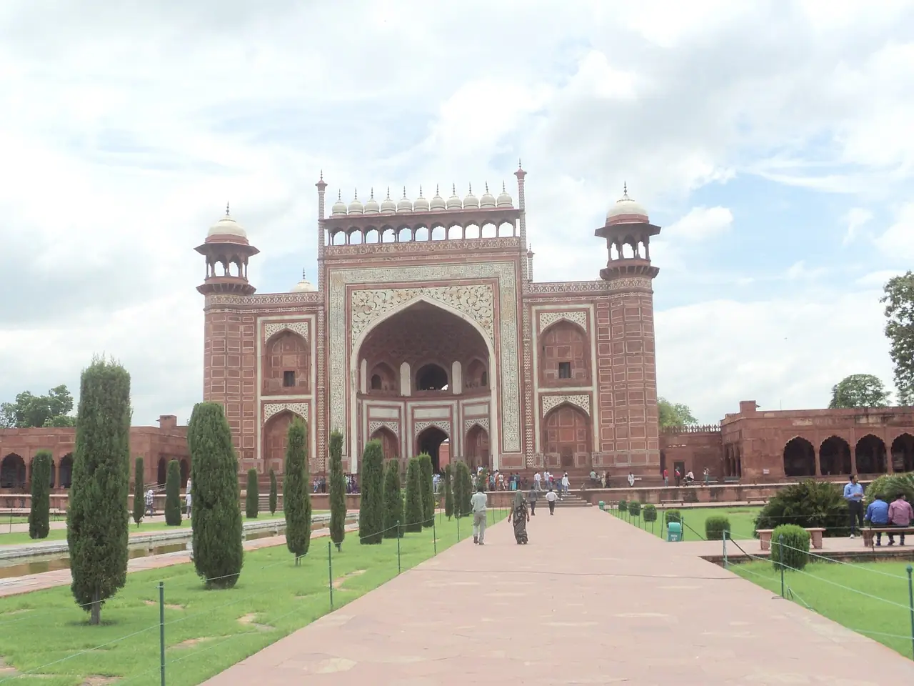 ประตูใหญ่ (Darwaza-i-Rauza) ทางเข้าสู่ทัชมาฮาล ภาพถ่ายจาก Wikimedia Commons