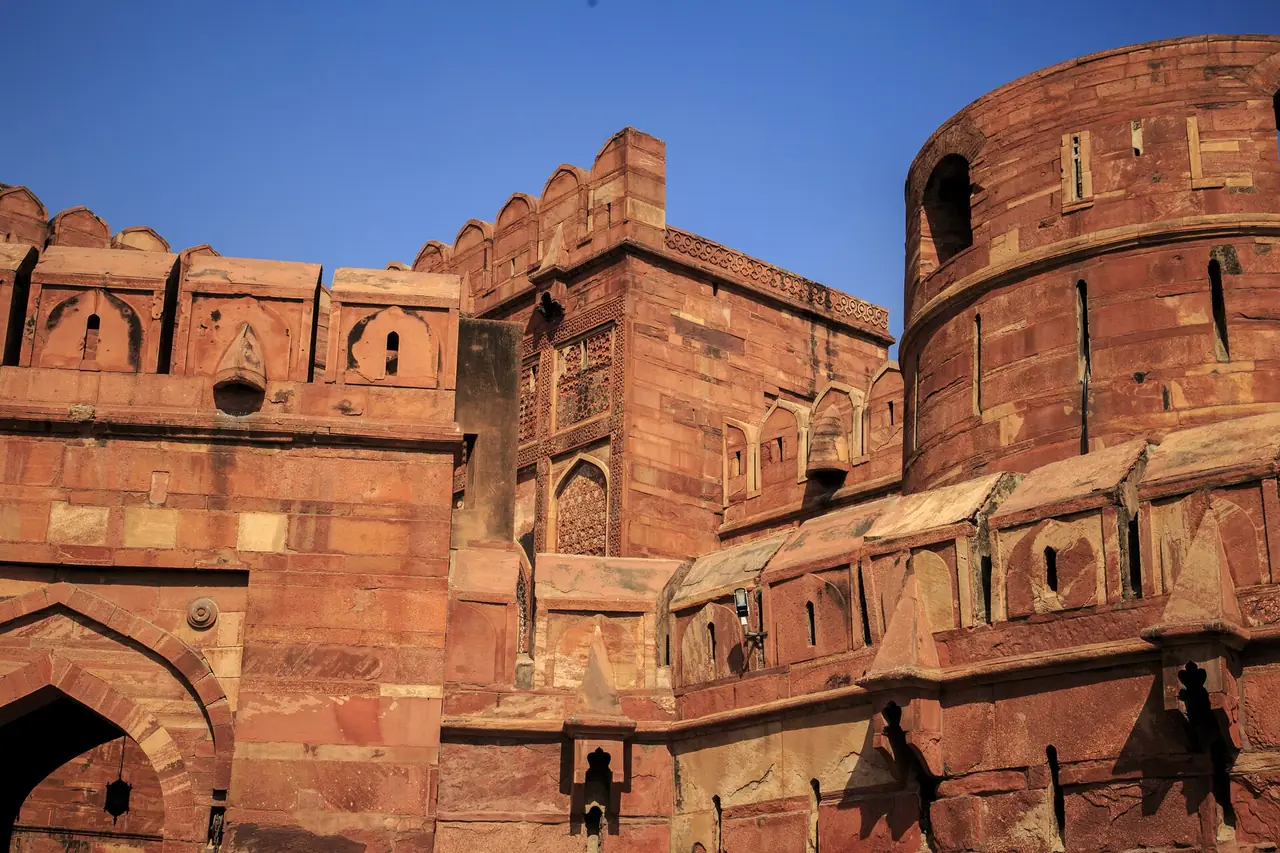 ประตู Amar Singh (Amar Singh Gate) ทางเข้าของนักท่องเที่ยวที่ป้อมอักรา ภาพจาก Wikimedia Commons ผู้ถ่าย Vskorop สัญญา CC BY 3.0