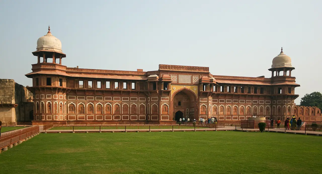 จะหังกิรี มาฮัล (Jahangiri Mahal) และสนามหญ้ากว้างหน้าอาคาร ป้อมอักรา ภาพจาก Wikimedia Commons ผู้ถ่าย Diego Delso สัญญา CC BY-SA 4.0