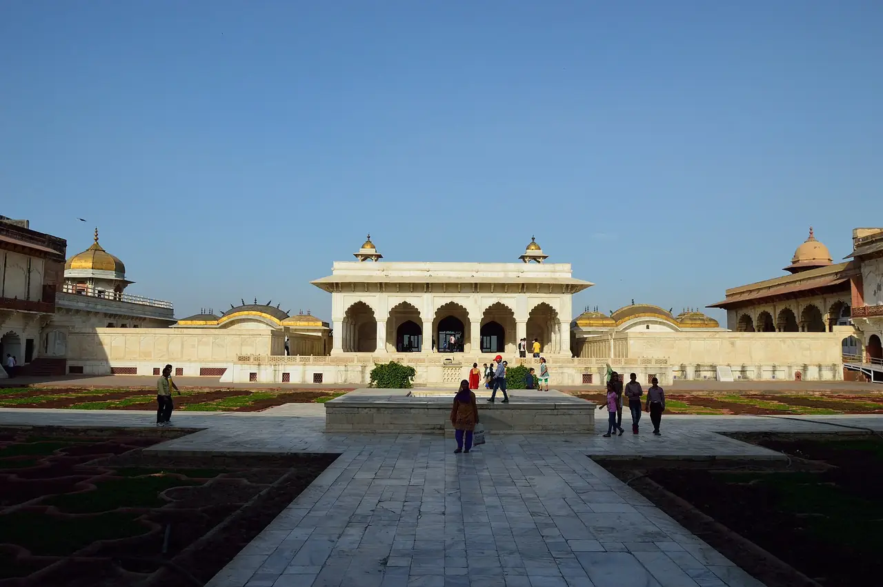 คาส มาฮัล (Khas Mahal) และอังกูรี บาฆ (Anguri Bagh) ในป้อมอักรา ภาพจาก Wikimedia Commons ผู้ถ่าย Biswarup Ganguly สัญญา CC BY 3.0