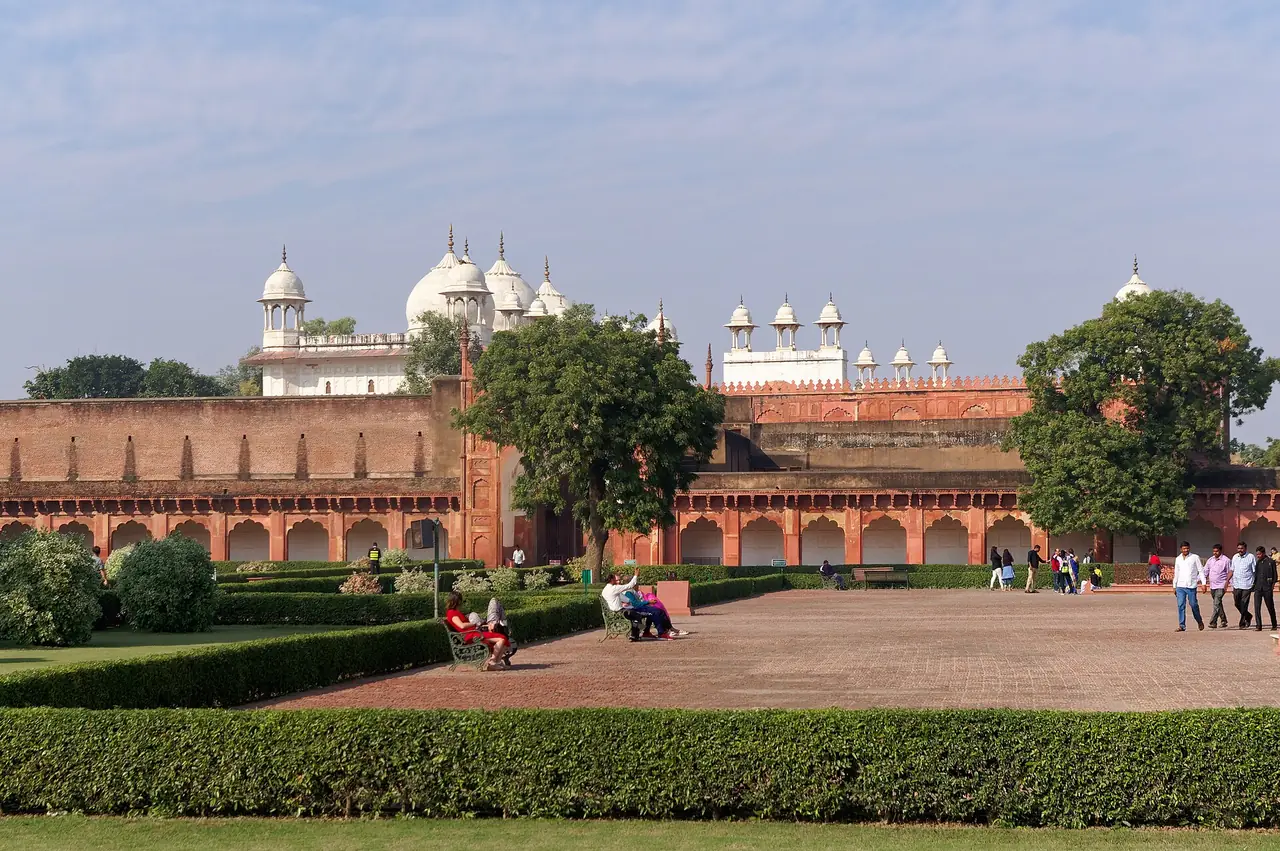 โมติ มัสยิด (Moti Masjid) มองจากสวนด้านหน้า ป้อมอักรา ภาพจาก Wikimedia Commons ผู้ถ่าย Jakub Hałun สัญญา CC BY-SA 4.0 ถ่ายปี 2562 ตามชื่อไฟล์ มัสยิดนี้อาจไม่เปิดให้เข้าในทุกวัน เราไม่ยืนยัน