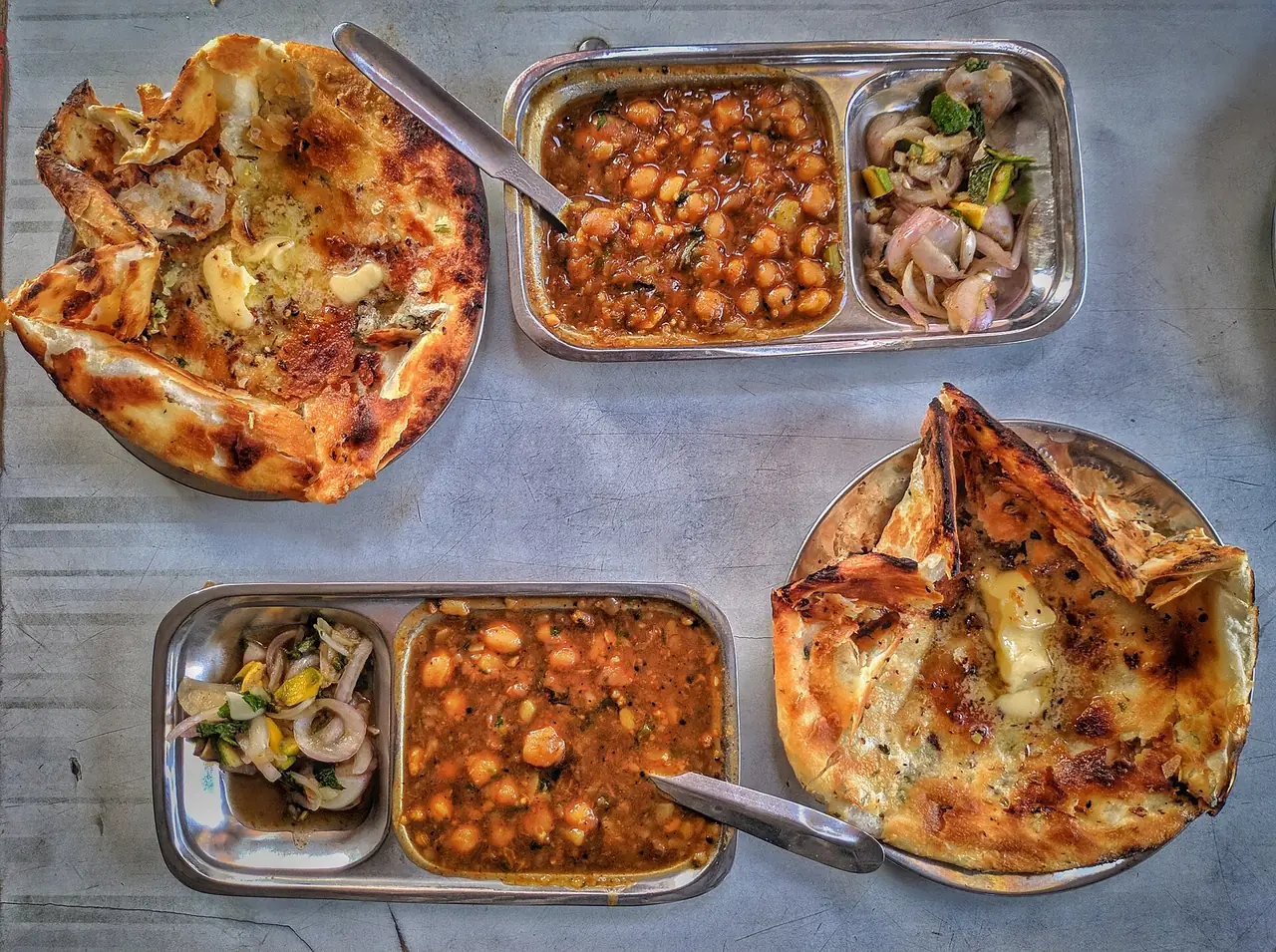กุลชาอมฤตสารีกับโชเล (Amritsari kulcha with chole) จานตัวอย่างจากร้านในอมฤตสาร์ ภาพจาก Wikimedia Commons ผู้ถ่าย Vipul7229 สัญญา CC BY-SA 4.0