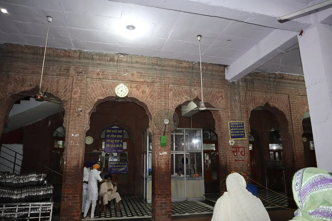ทางเข้าห้องอาหารลังกรคุรุรามดาส (Guru Ram Das Langar Hall) ในกลุ่มอาคารวิหารทองคำ ถ่ายเดือนเมษายน 2566 ตามชื่อไฟล์ ภาพจาก Wikimedia Commons ผู้ถ่าย MaplesyrupSushi สัญญา CC BY-SA 4.0