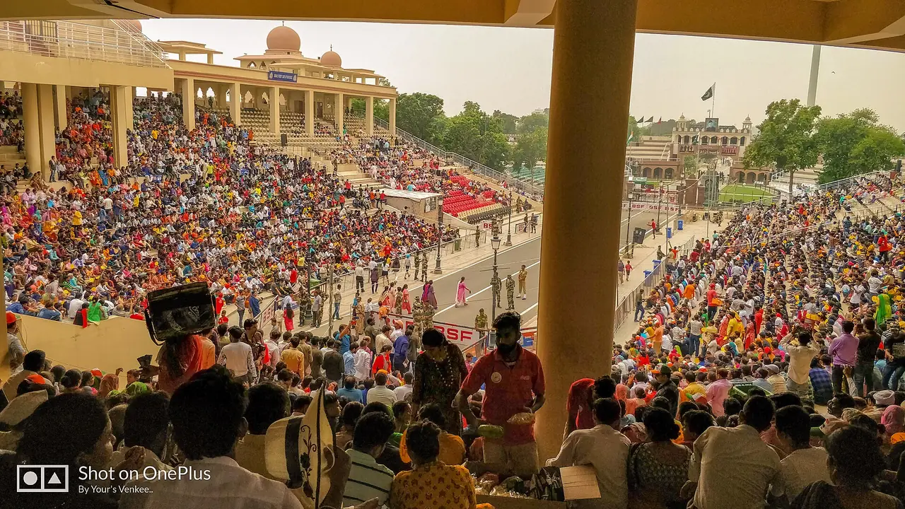อัฒจันทร์ฝั่งอินเดียที่ด่านวากาห์ (Attari-Wagah) ขณะมีผู้ชมแน่นขนัด ภาพจาก Wikimedia Commons ผู้ถ่าย Eclicks by Bunny สัญญา CC BY-SA 4.0 ภาพไม่ระบุวันที่ถ่าย และมีตัวอักษรชื่อผู้ถ่ายบนภาพ