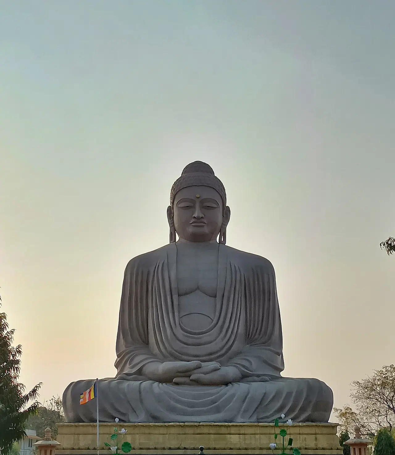 พระพุทธรูปใหญ่ (Great Buddha Statue) พุทธคยา ในแสงเย็น ภาพจาก Wikimedia Commons ผู้ถ่าย Ayush Raj สัญญา CC BY-SA 4.0