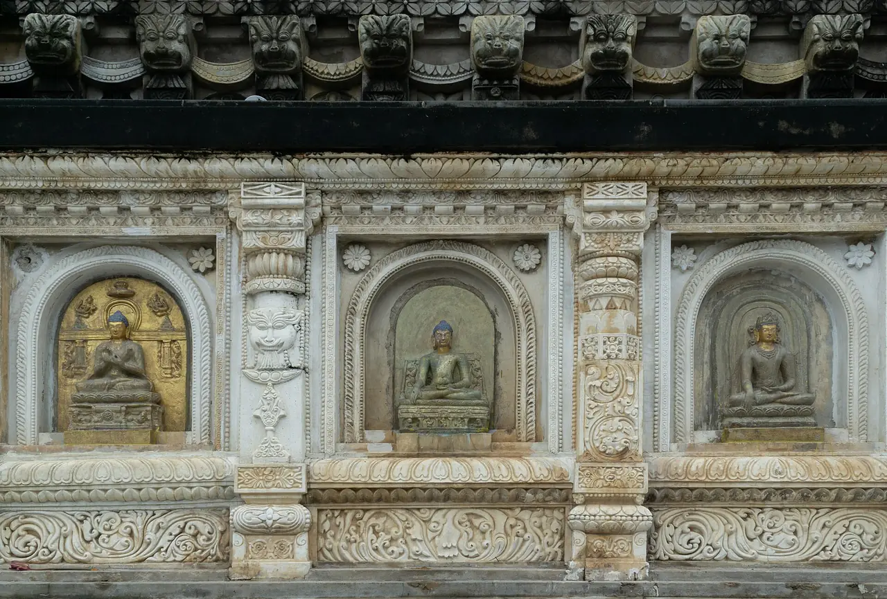 ผนังด้านใต้ของวัดมหาโพธิ์ มีช่องพระพุทธรูปนั่งสมาธิเรียงแถว ภาพจาก Wikimedia Commons ผู้ถ่าย Sumitsurai สัญญา CC BY-SA 4.0