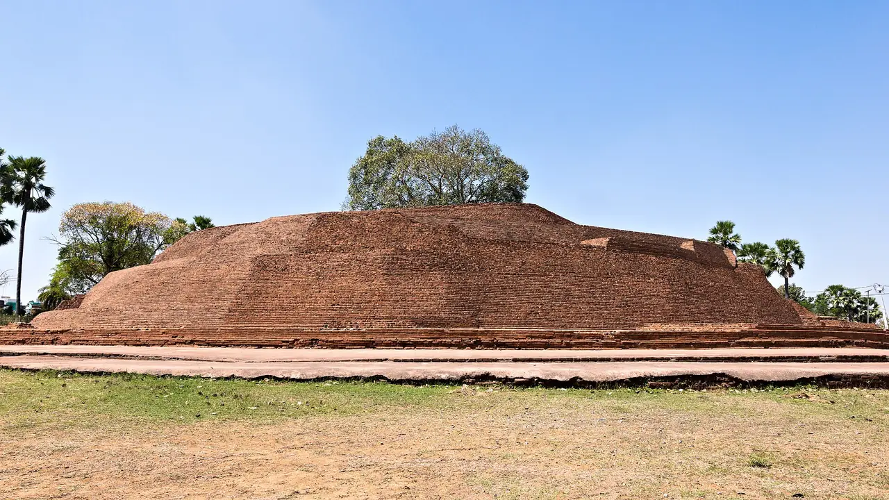 สถูปอิฐสุชาดา (Sujata Stupa) ที่หมู่บ้านเสนานิคม ห่างพุทธคยาไปทางตะวันออก ภาพจาก Wikimedia Commons ผู้ถ่าย Rohit Sharma สัญญา CC BY-SA 4.0