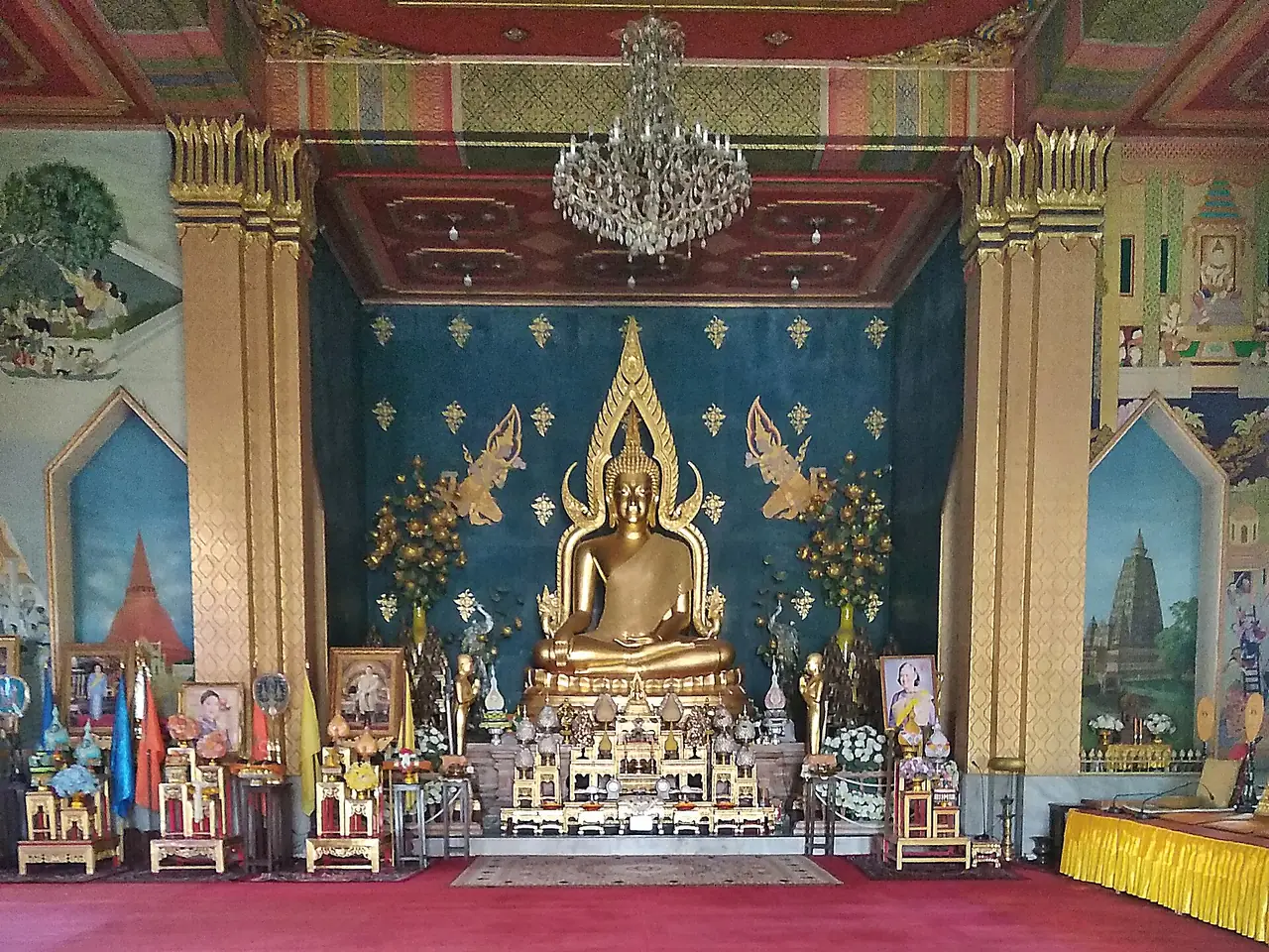 พระอุโบสถของวัดไทยพุทธคยา (Wat Thai Buddhagaya) ภายในมีพระประธานสีทองและลวดลายผนังแบบไทย ภาพจาก Wikimedia Commons ผู้ถ่าย Rohit Sharma สัญญา CC BY-SA 4.0
