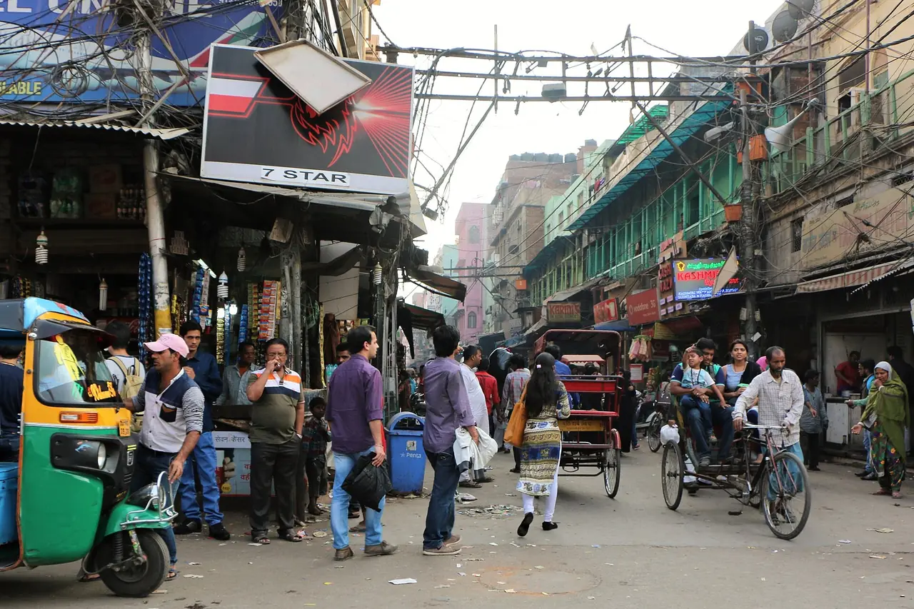 ถนนในย่านจันทนีโจวก์ (Chandni Chowk) เดลี รถสามล้อและคนเดินแน่น ภาพจาก Wikimedia Commons ผู้ถ่าย Juan Antonio Segal สัญญา CC BY 2.0 ไม่ระบุปีถ่าย