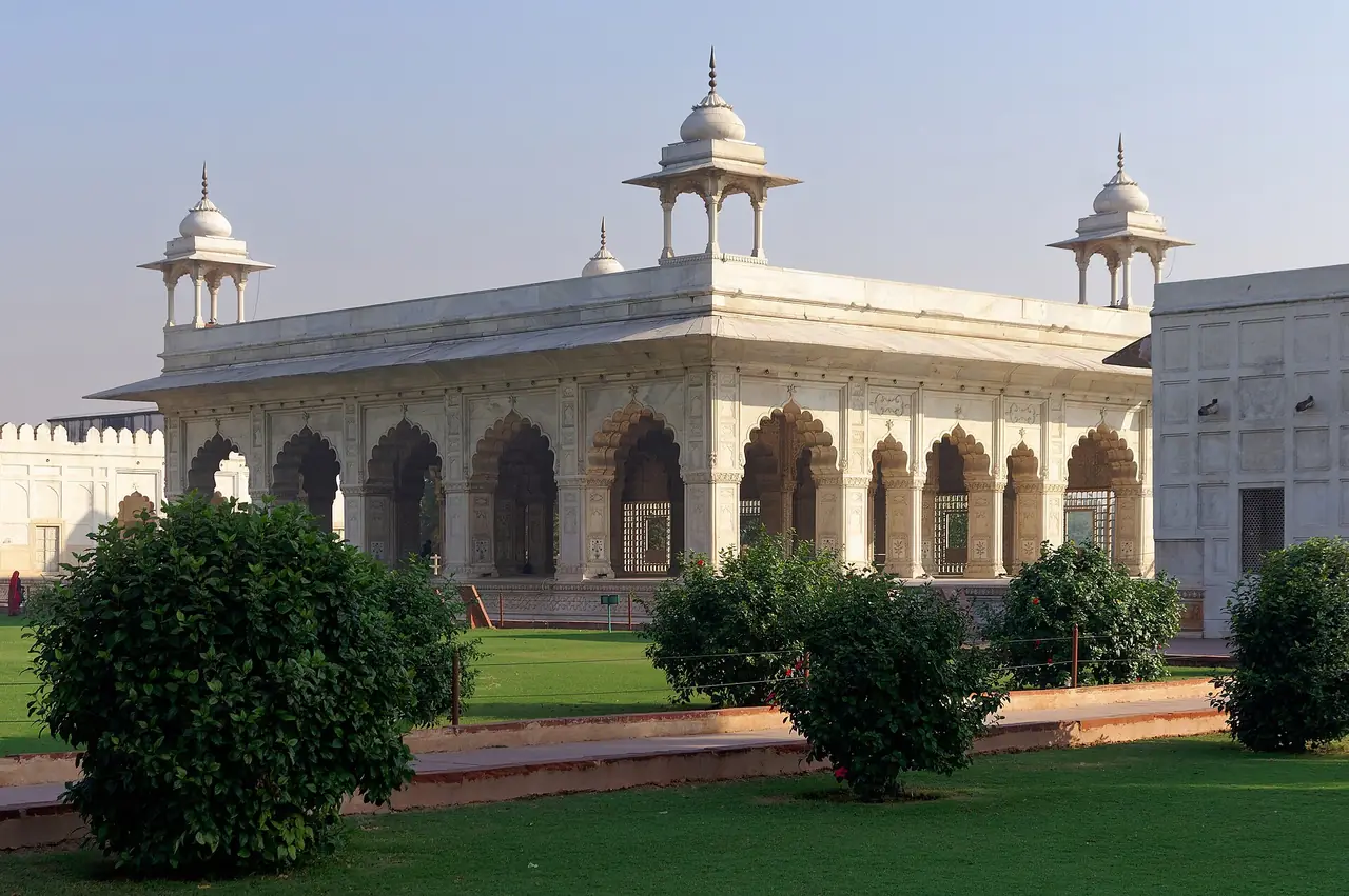 ดิวาน อี คาส (Diwan-i-Khas) ท้องพระโรงส่วนพระองค์ของป้อมแดง เดลี ภาพจาก Wikimedia Commons ผู้ถ่าย Jakub Hałun สัญญา CC BY-SA 4.0 ถ่ายปี 2562 ตามชื่อไฟล์