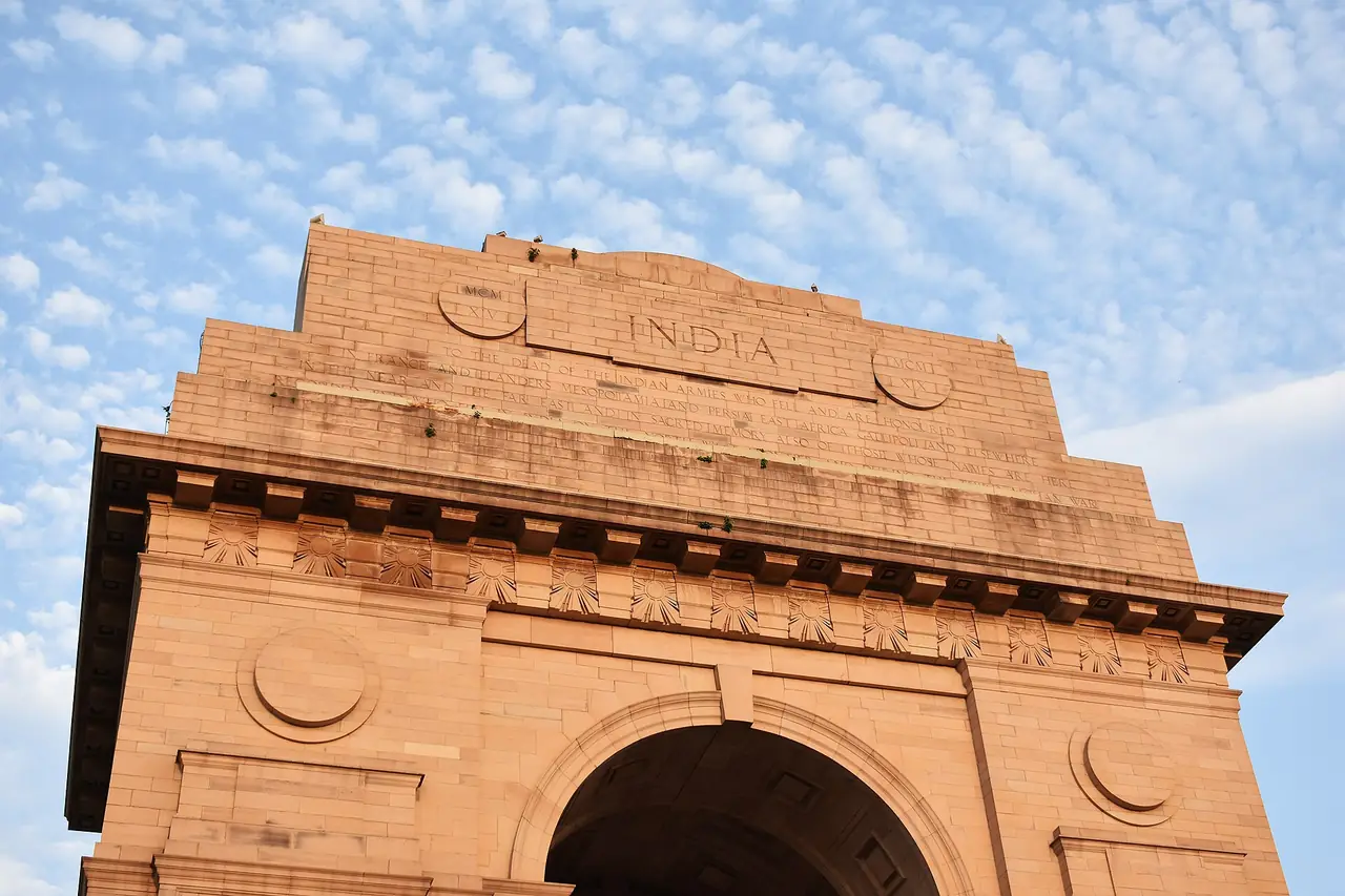 ซุ้มหินทรายอินเดียเกต (India Gate) กลางนิวเดลี ภาพจาก Wikimedia Commons ผู้ถ่าย Mike_fleming สัญญา CC BY-SA 2.0