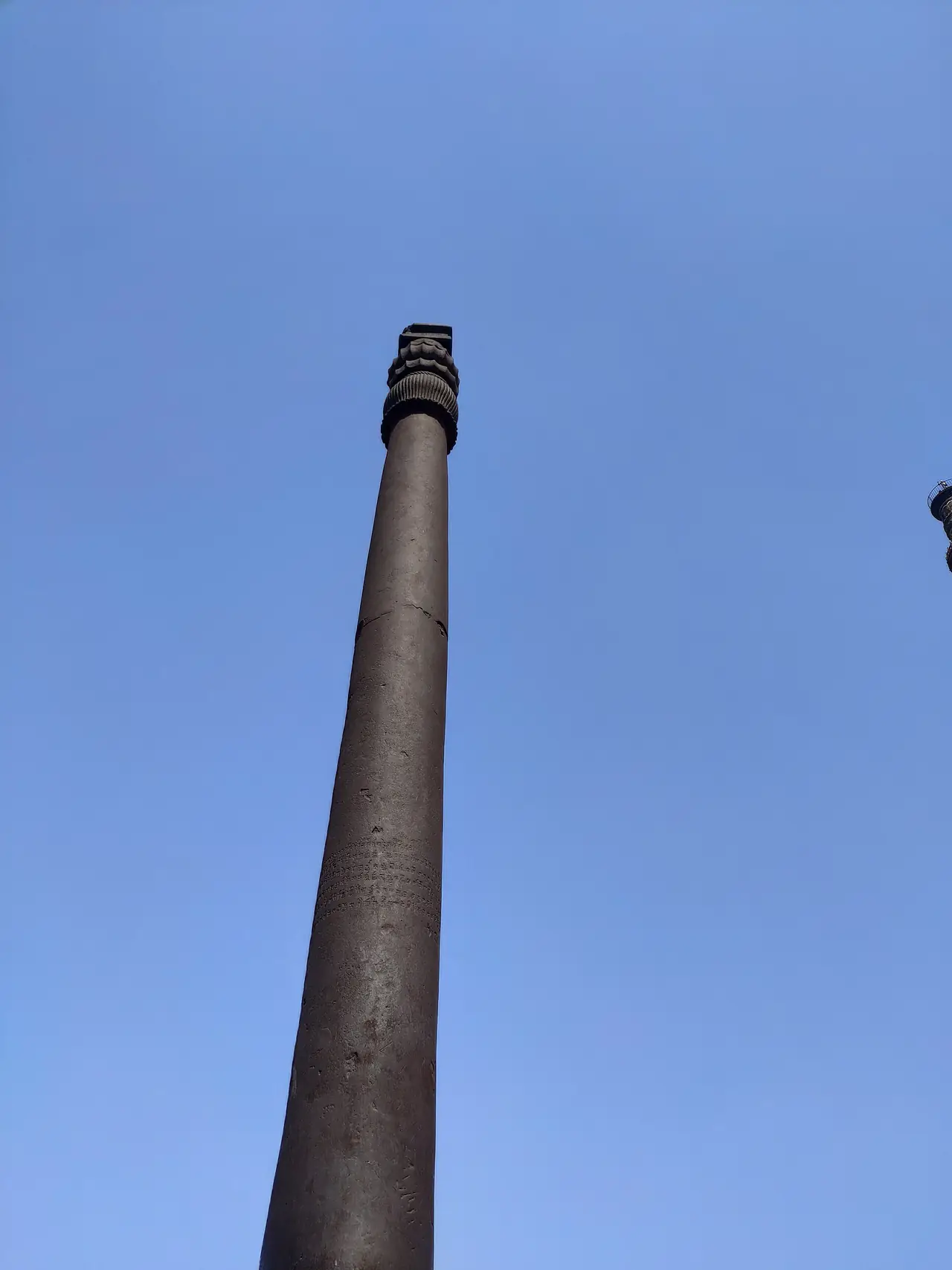 เสาเหล็กแห่งเดลี (Iron Pillar) ในกลุ่มโบราณสถานกุตุบ ภาพจาก Wikimedia Commons ผู้ถ่าย LangfordK สัญญา CC BY-SA 4.0