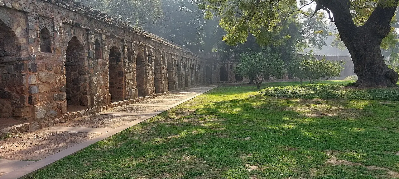ซุ้มโค้งกำแพงสุสานอีซา ข่าน (Isa Khan) ในกลุ่มสุสานหุมายุน ภาพจาก Wikimedia Commons ผู้ถ่าย Pinakpani สัญญา CC BY 4.0