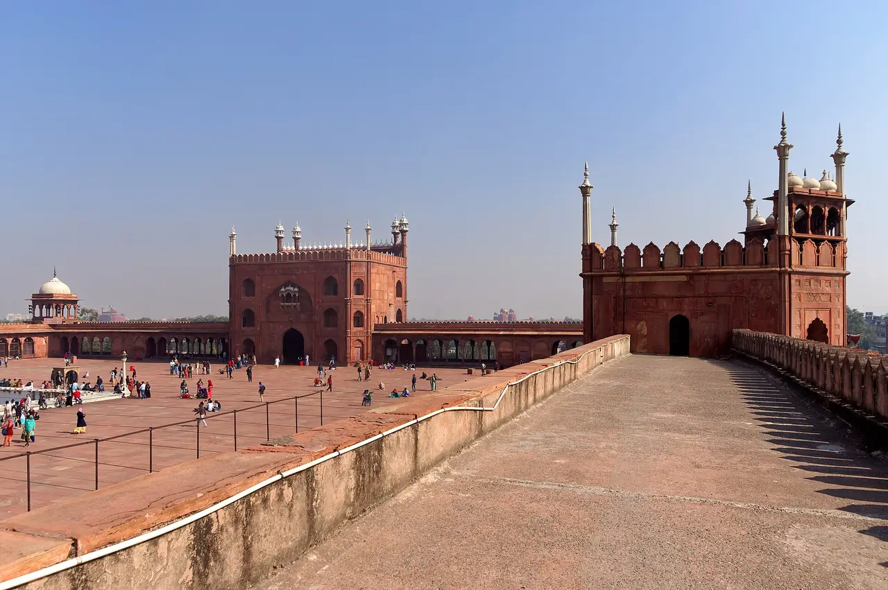 ลานและระเบียงมัสยิดจามา (Jama Masjid) เดลี ภาพจาก Wikimedia Commons ผู้ถ่าย Jakub Hałun สัญญา CC BY-SA 4.0 ถ่ายปี 2562 ตามชื่อไฟล์