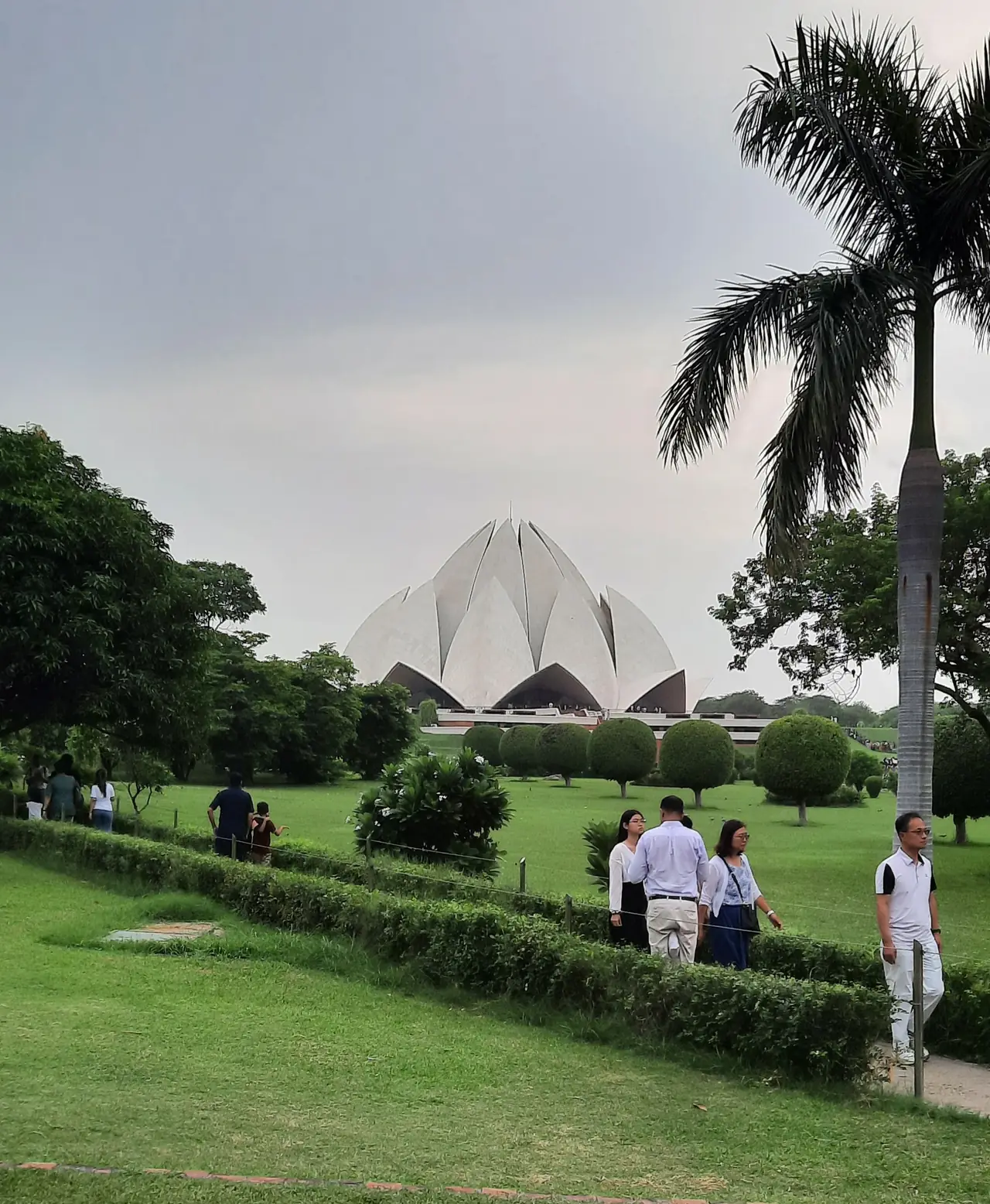วัดบาไฮรูปดอกบัว (Lotus Temple) เดลี มองจากสวนด้านนอก ภาพจาก Wikimedia Commons ผู้ถ่าย Abuh98 สัญญา CC BY-SA 4.0
