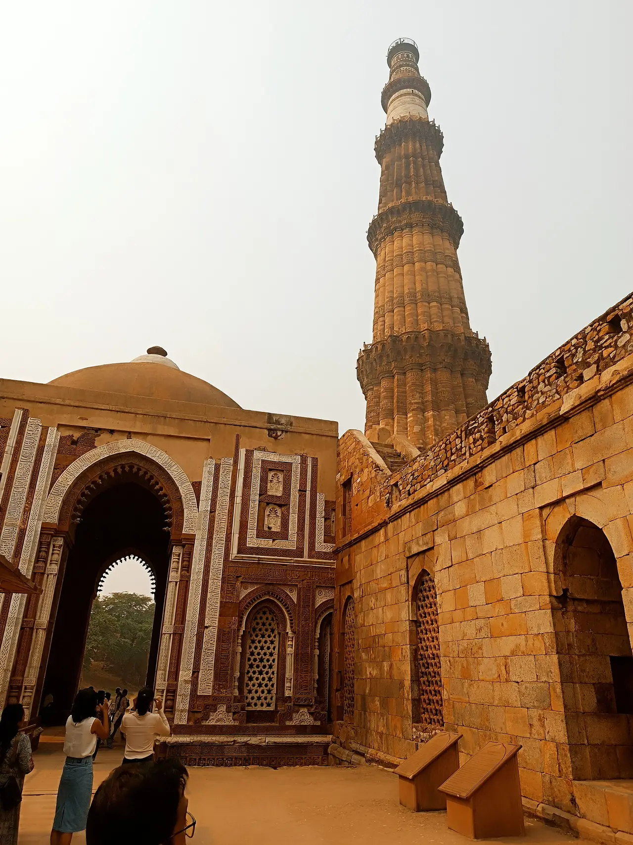 กุตุบมีนาร์ (Qutb Minar) เห็นจากอาไล ดาร์วาซา (Alai Darwaza) ในกลุ่มโบราณสถานกุตุบ เดลี ภาพจาก Wikimedia Commons ผู้ถ่าย Shadabgdg สัญญา CC BY-SA 4.0