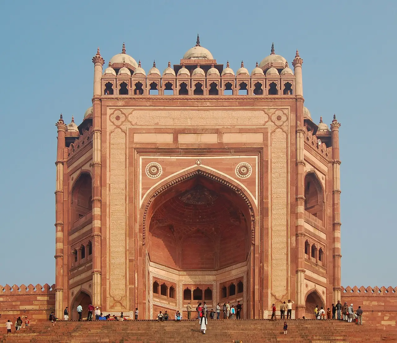 บูลันด์ ดาร์วาซา (Buland Darwaza) ประตูใหญ่ของมัสยิดจามาที่ฟาเตห์ปูร์สีกรี ภาพจาก Wikimedia Commons ผู้ถ่าย Marcin Białek สัญญา CC BY-SA 3.0