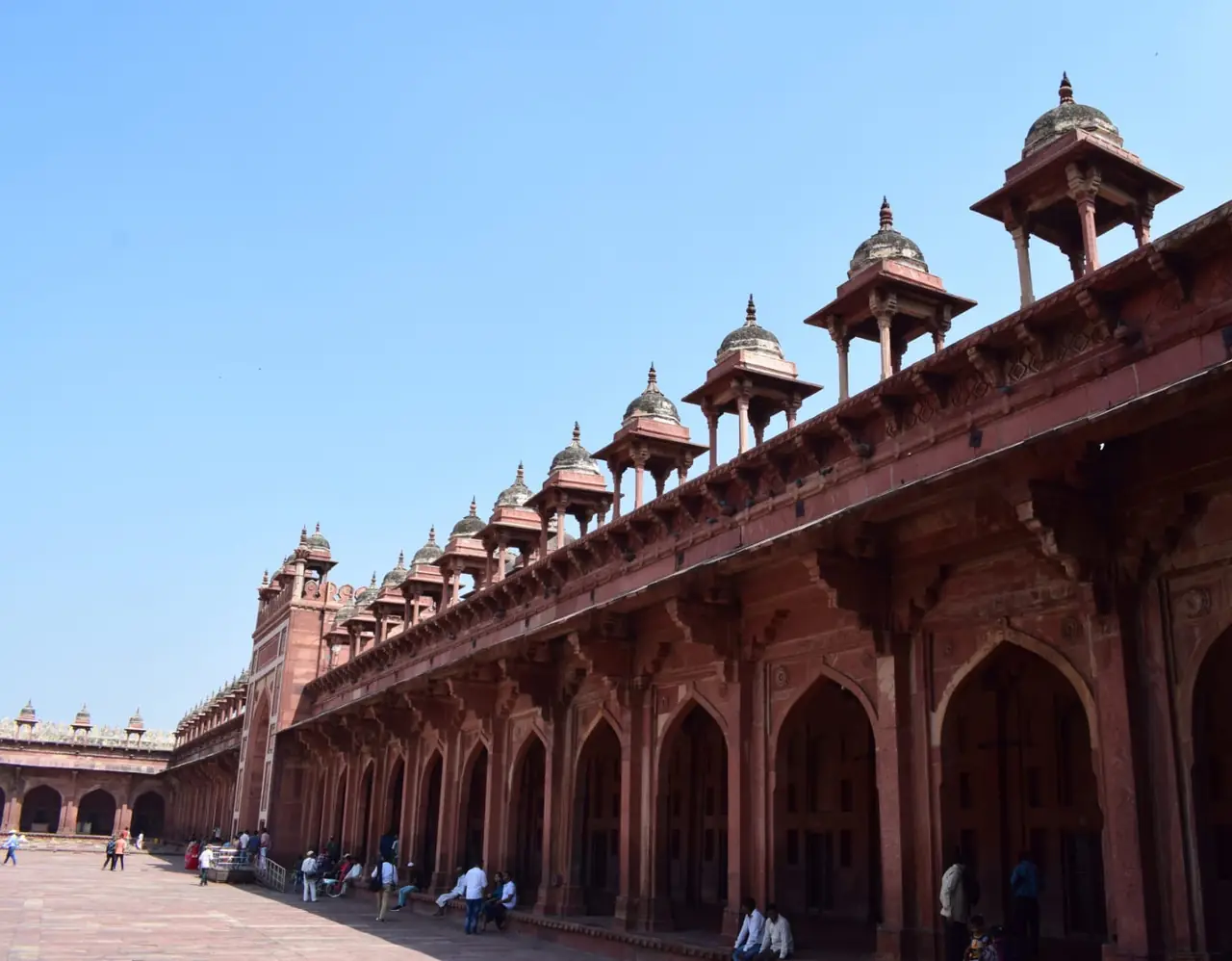ระเบียงและลานมัสยิดจามา (Jama Masjid) ฟาเตห์ปูร์สีกรี ภาพจาก Wikimedia Commons ผู้ถ่าย Mr. Debapriya Hore สัญญา CC BY-SA 4.0