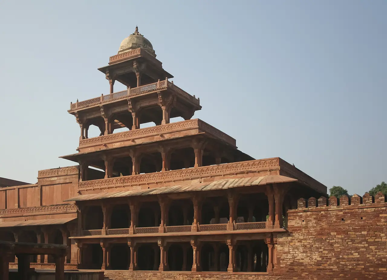 ปัญจ มาฮัล (Panch Mahal) พระราชวังห้าชั้น ฟาเตห์ปูร์สีกรี ภาพจาก Wikimedia Commons ผู้ถ่าย Diego Delso สัญญา CC BY-SA 4.0