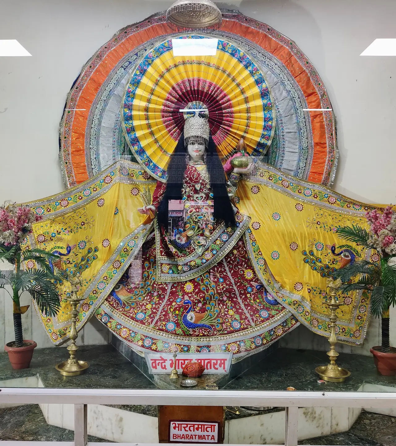รูปภารตมาตาในวัดภารตมาตามนเทียร (Bharat Mata Mandir) หริทวาร ภาพจาก Wikimedia Commons ผู้ถ่าย Nilesh Shukla สัญญา CC BY-SA 4.0 ภาพภายใน ไม่ใช่ตัวอาคาร