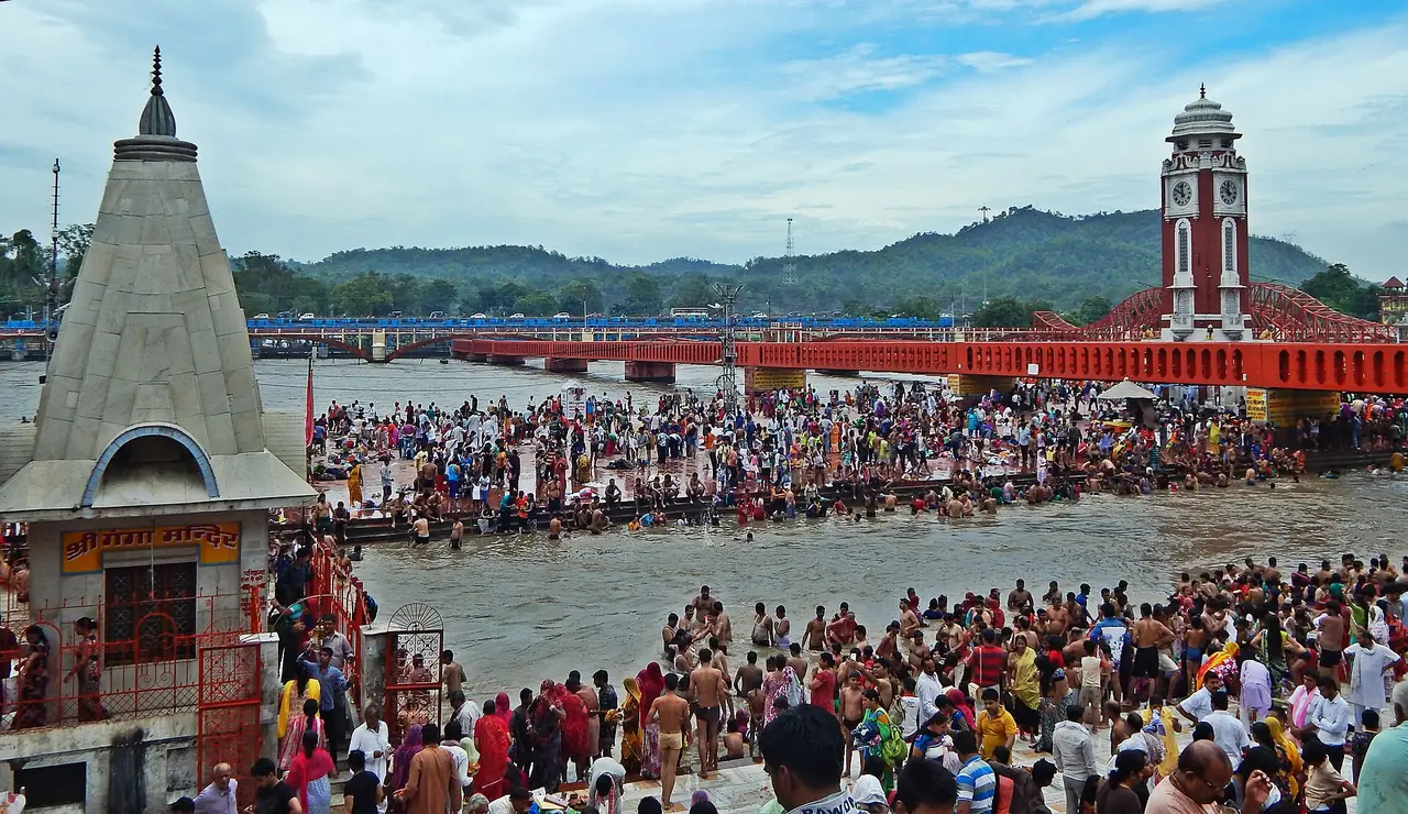 ฝูงชนที่ฮาร์กีเปาริ (Har Ki Pauri) หริทวาร เห็นหอนาฬิกาและสะพานสีแดง ภาพจาก Wikimedia Commons ผู้ถ่าย Piyush Tripathi สัญญา CC BY-SA 4.0 ภาพไม่ระบุวัน ไม่ใช่ภาพรอบปกติ