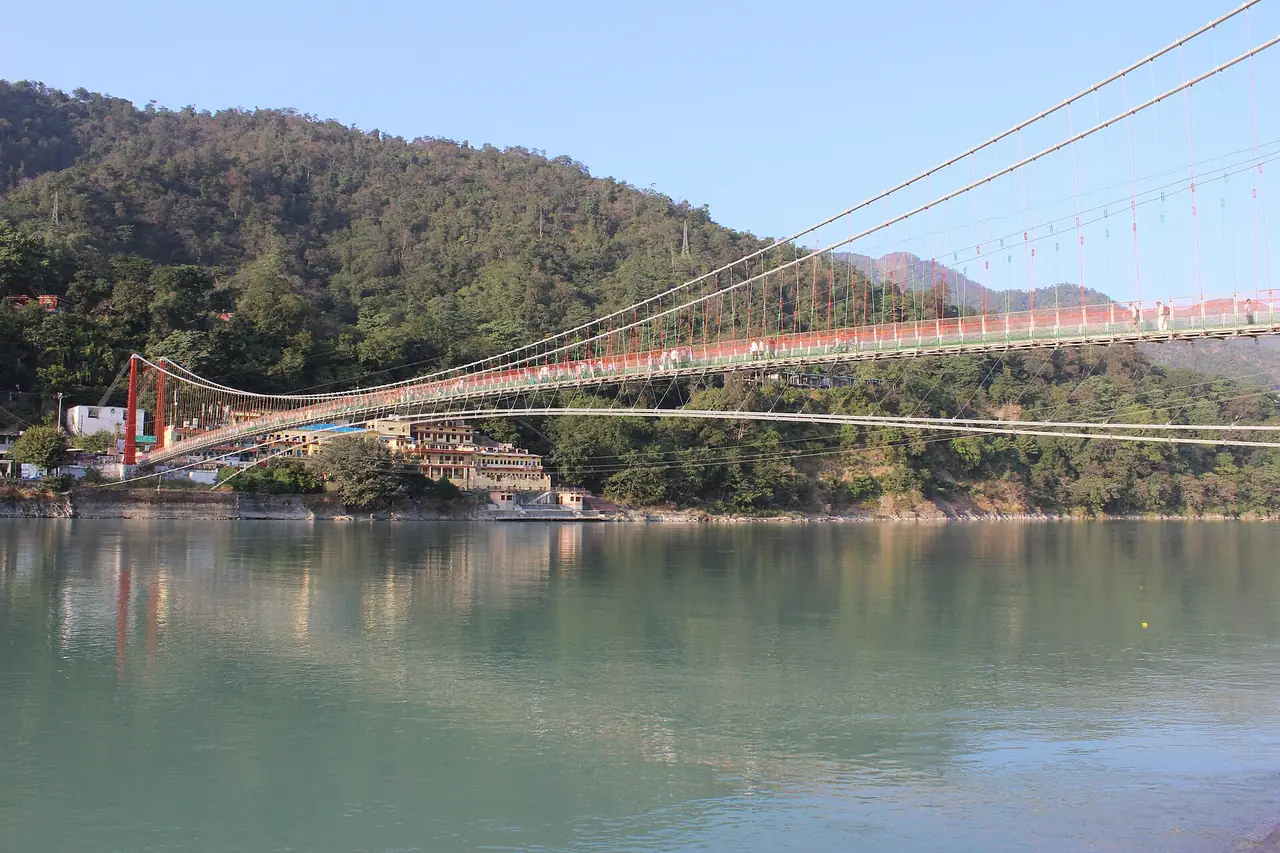 ลักษมัน จูลา (Lakshman Jhula) สะพานแขวนข้ามแม่น้ำคงคา ฤๅษีเกศ ภาพจาก Wikimedia Commons ผู้ถ่าย Snehrashmi สัญญา CC BY-SA 4.0 ไม่ได้ระบุสถานะการเปิดปิดของสะพานตามวันที่ถ่าย