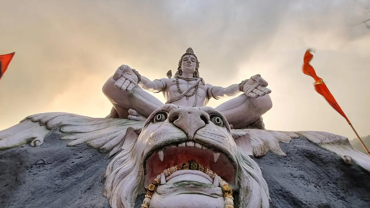 รูปปั้นพระศิวะที่ปรมารถนิเกตัน (Parmarth Niketan) ฤๅษีเกศ ภาพจาก Wikimedia Commons ผู้ถ่าย Billjones94 สัญญา CC BY-SA 4.0 Wikipedia ว่ารูปปั้นใกล้อาศรมถูกน้ำพัดไปเมื่อน้ำท่วมปี 2556 รูปที่เห็นอาจเป็นรูปที่สร้างใหม่ เราไม่ยืนยัน
