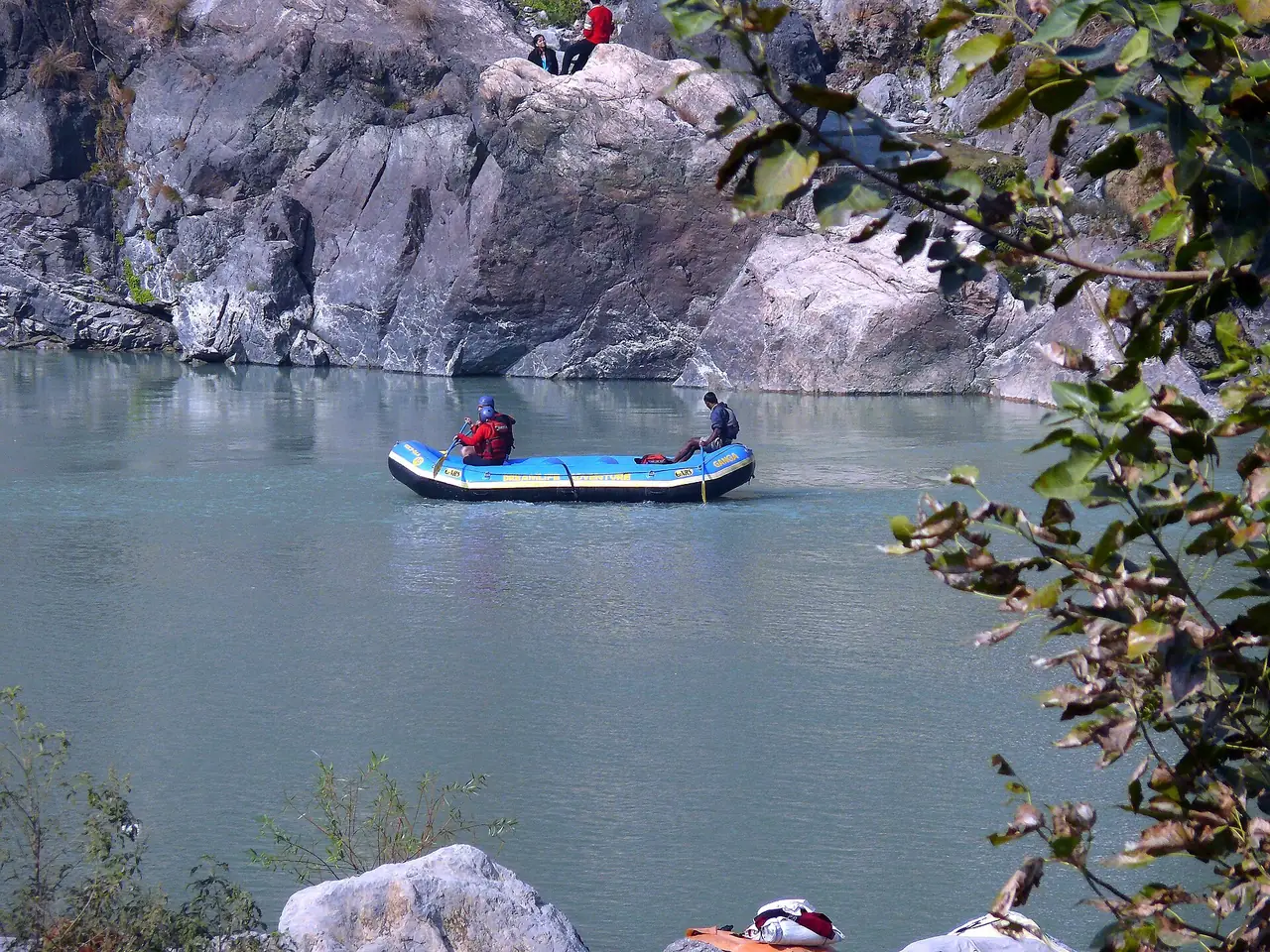เรือยางล่องแก่งบนแม่น้ำคงคาที่ฤๅษีเกศ ภาพจาก Wikimedia Commons ผู้ถ่าย Sumita Roy Dutta สัญญา CC BY-SA 4.0