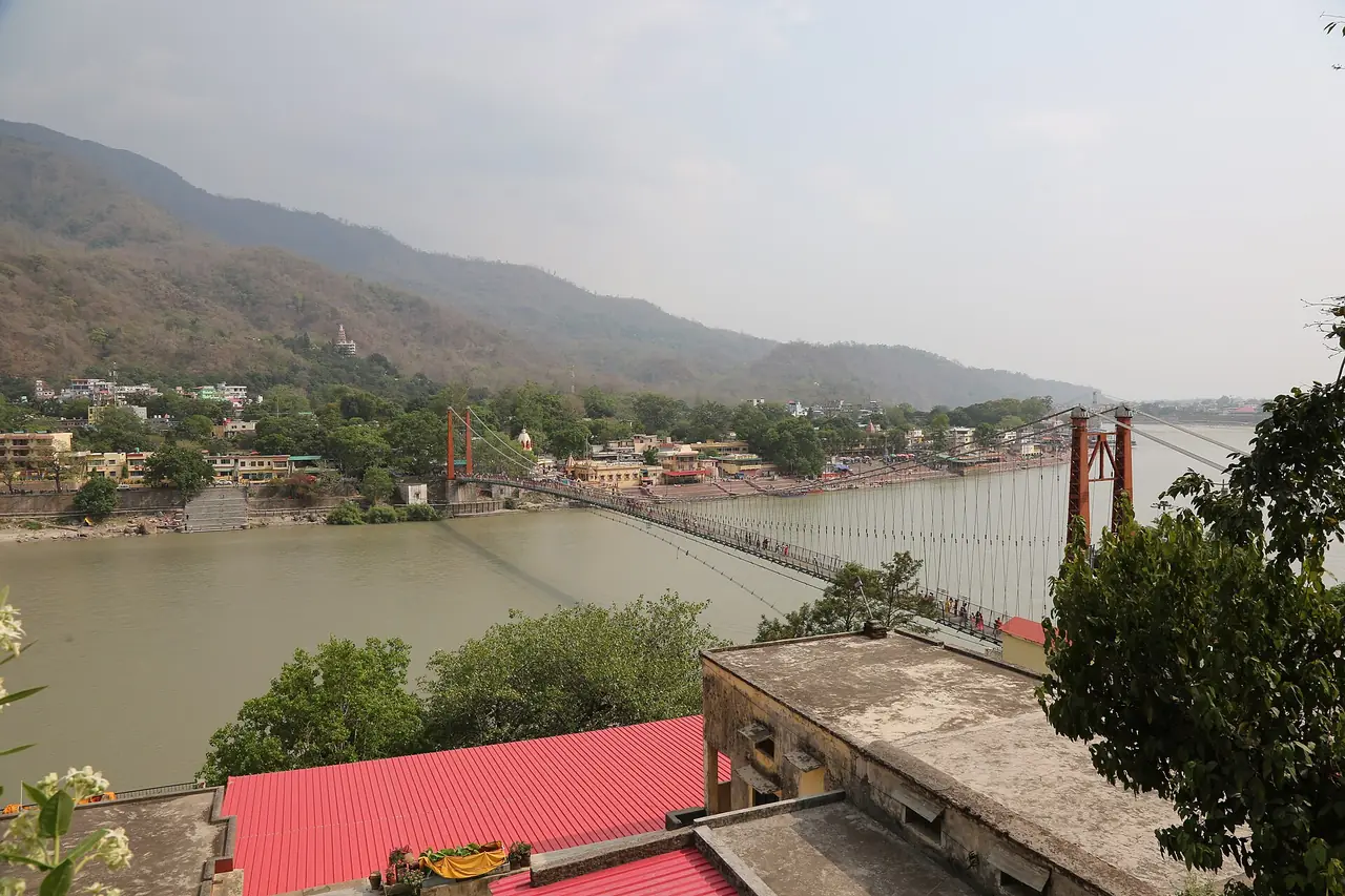 ราม จูลา (Ram Jhula) สะพานแขวนข้ามแม่น้ำคงคาและเมืองริมน้ำ ฤๅษีเกศ ภาพจาก Wikimedia Commons ผู้ถ่าย Paradise Chronicle สัญญา CC BY-SA 4.0
