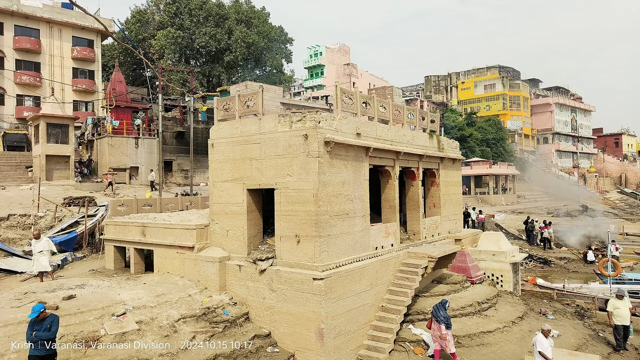 ท่าหริศจันทร์ (Harishchandra Ghat) พาราณสี เป็นท่าเผาศพอีกแห่งตามบทความทรูไอดี ภาพจาก Wikimedia Commons ผู้ถ่าย กฤษณ กานต์ ศรฺมา (Krishna Kant Sharma) สัญญา CC BY-SA 4.0 ภาพมีตัวอักษรของผู้ถ่ายฝังบนภาพ