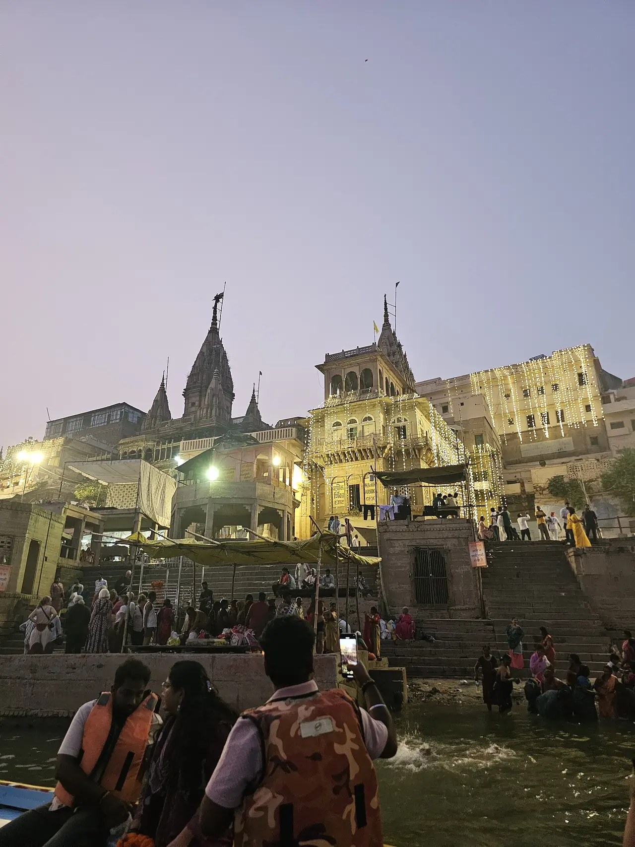 ท่ามณิกรรณิกา (Manikarnika Ghat) พาราณสี ตอนโพล้เพล้ ถ่ายจากระยะไกลบนผืนน้ำ ภาพจาก Wikimedia Commons ผู้ถ่าย Gannu03 สัญญา CC BY-SA 4.0